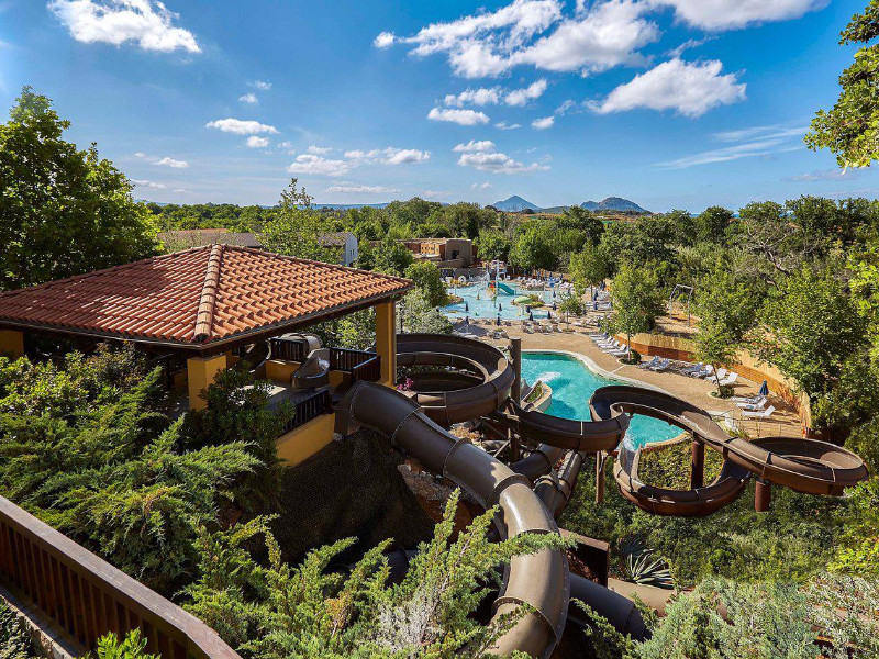 Het kinderbad met de glijbanen bij Romanos Resort op de Peloponnesos