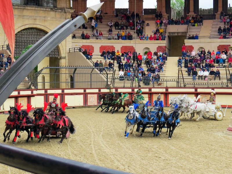 Paardenraces in het Romeinse colosseum van Puy du Fou