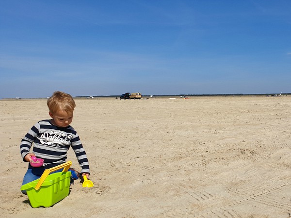 Spelen op het strand van het eiland Rømø