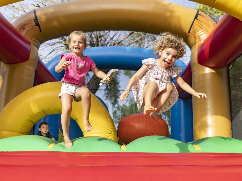 Kinderen springen op het springkussen bij Cap Sud, Roompot.