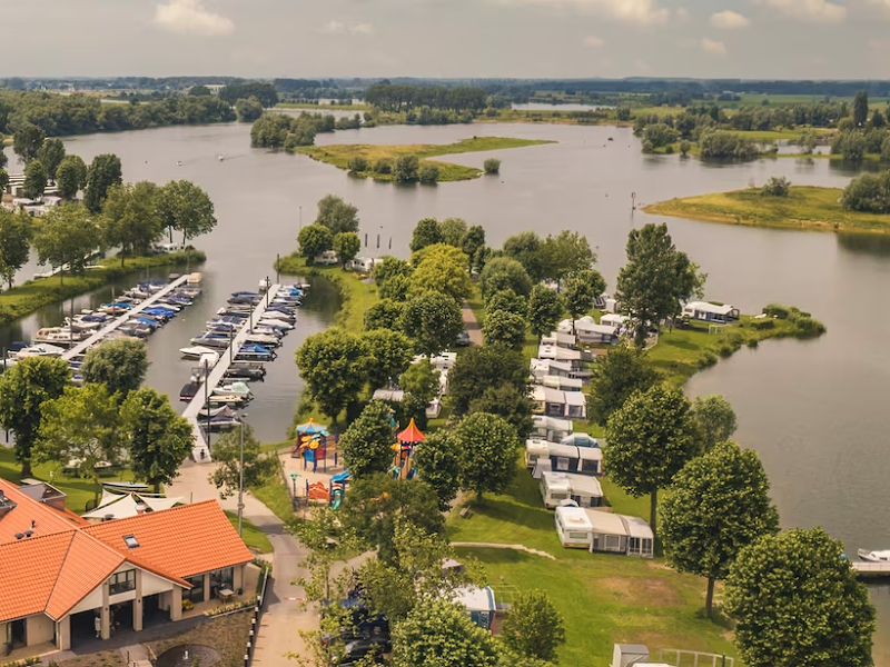 Het roompotvakantiepark Bad Nederrijn in de Betuwe is mooi gelegen aan het water.