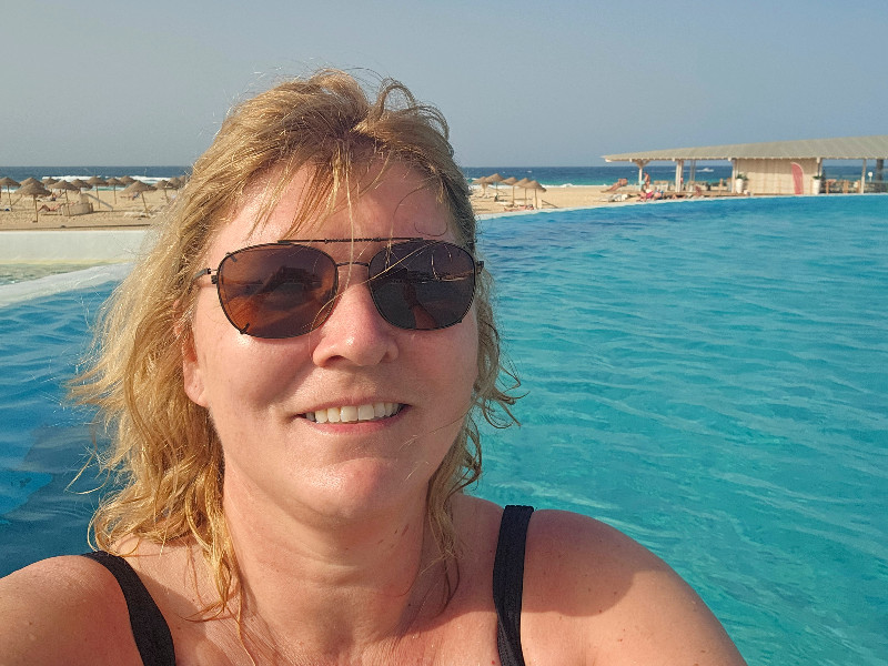 Sabine in het zwembad bij Royal Horizon Ponta Sino 