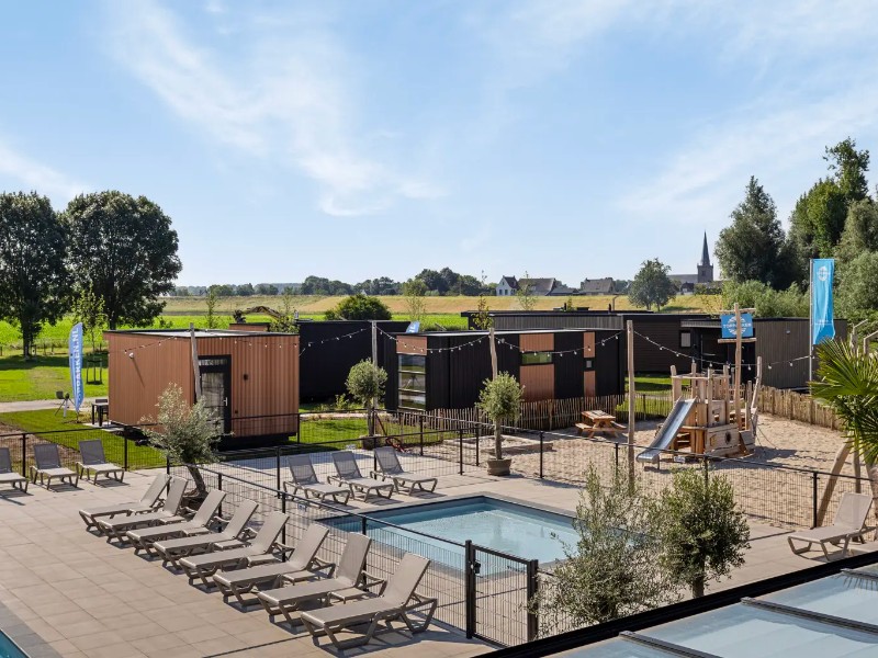 Het peuterbadje met daarachter een speeltuin op Resort Lexmond aan de Lek, in Utrecht.