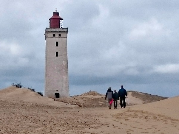 De jongens wandelen naar de vuurtoren van Rubjerg Knude