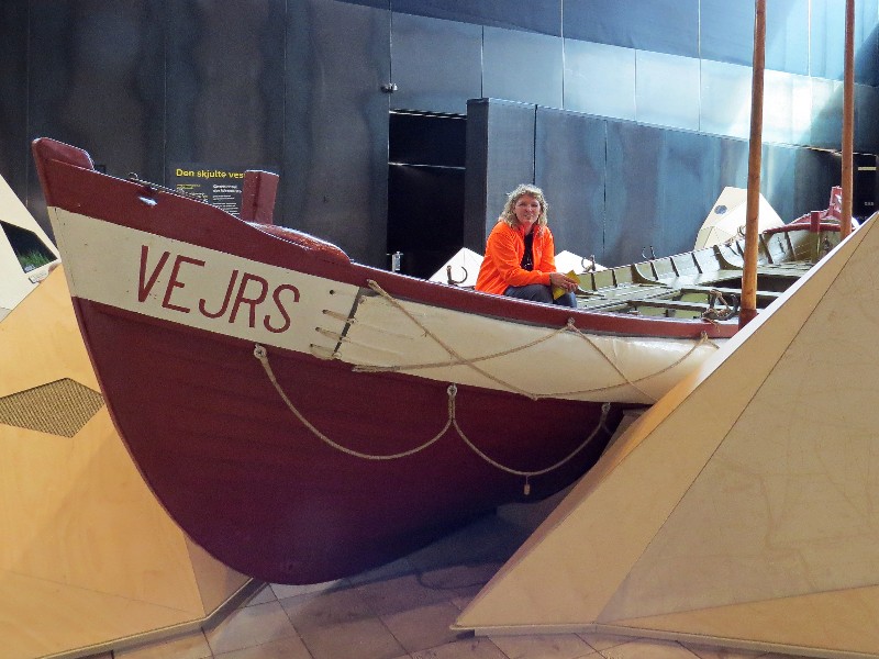 Sabine luistert in een bootje naar de verhalen van de Deense Westkust