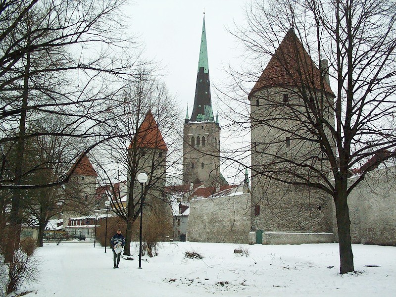 Sabine bij de stadsmuren van Tallinn