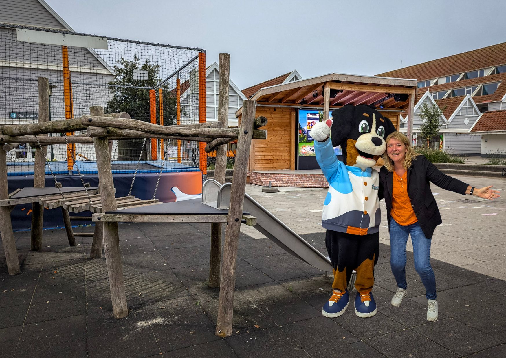 Sabine en Senno op het pleintje bij Summio Parc Aquadelta
