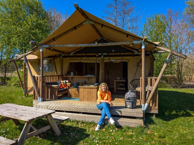 Sabine op het terras van de glampingtent 