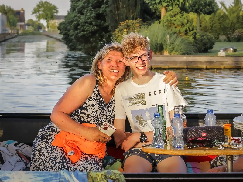 Ik en onze oudste zoon. We varen met een fluisterbootje van Bob on Board door ons eigen dorp: Roelofarendsveen