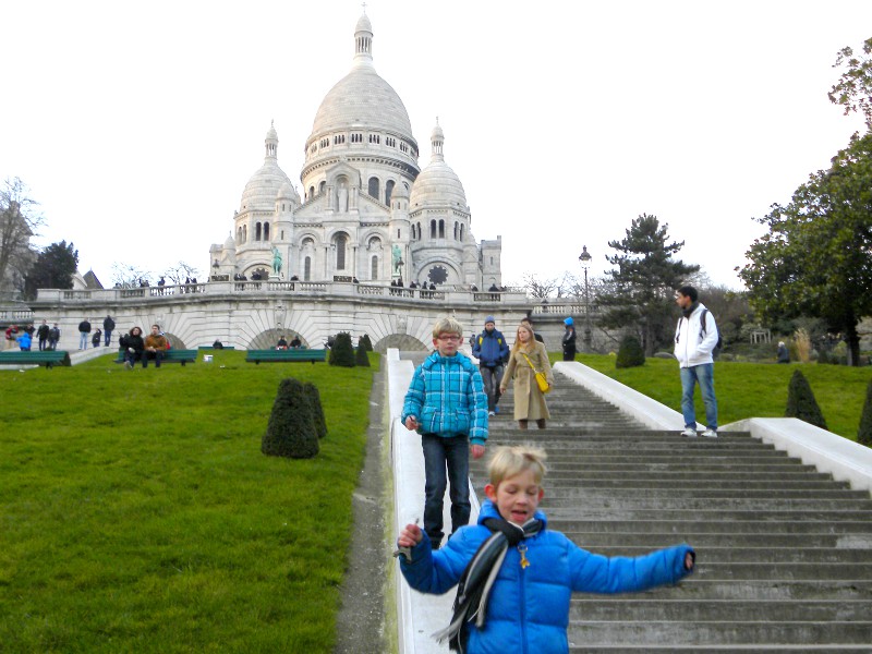 Lol op de trappen van de Sacre Coeur in Parijs