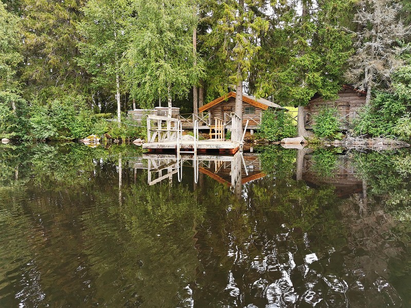 Mooie huisjes aan het water langs het Säfssjön meer