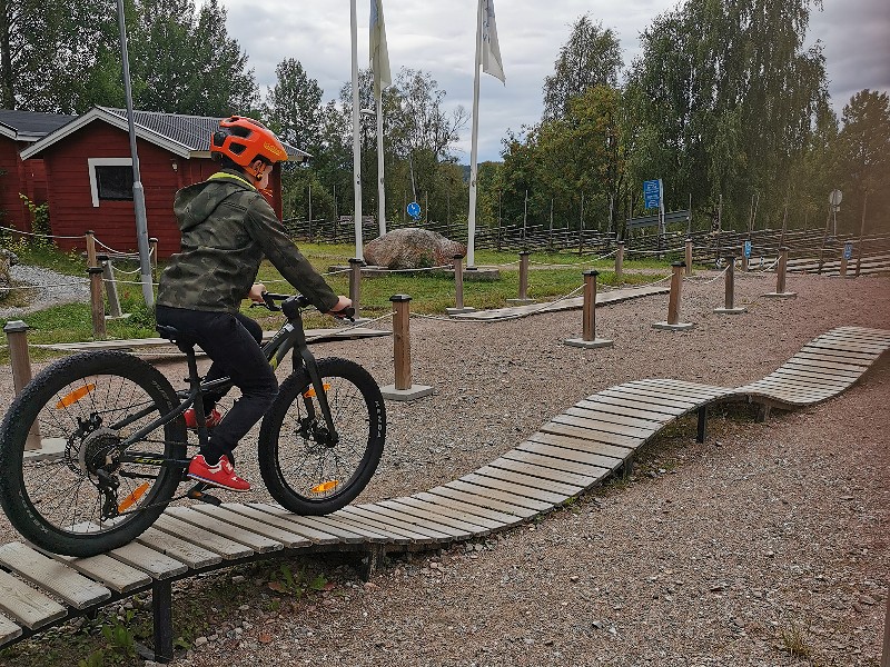 Oefenen op de mountainbike oefenbaan in Säfsen