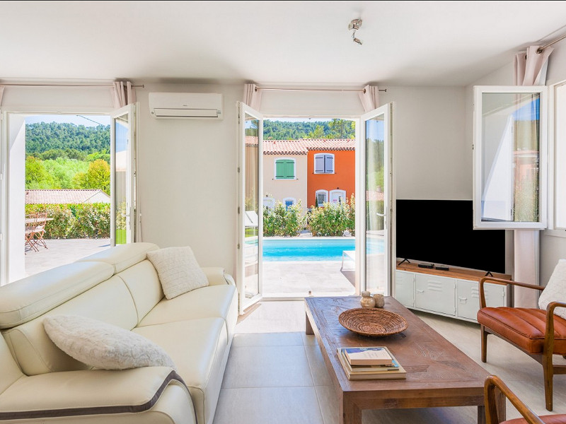 De luxe villa met openslaande deuren naar het terras met privézwembad