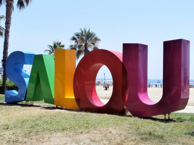 De letters van Salou staan bij het strand