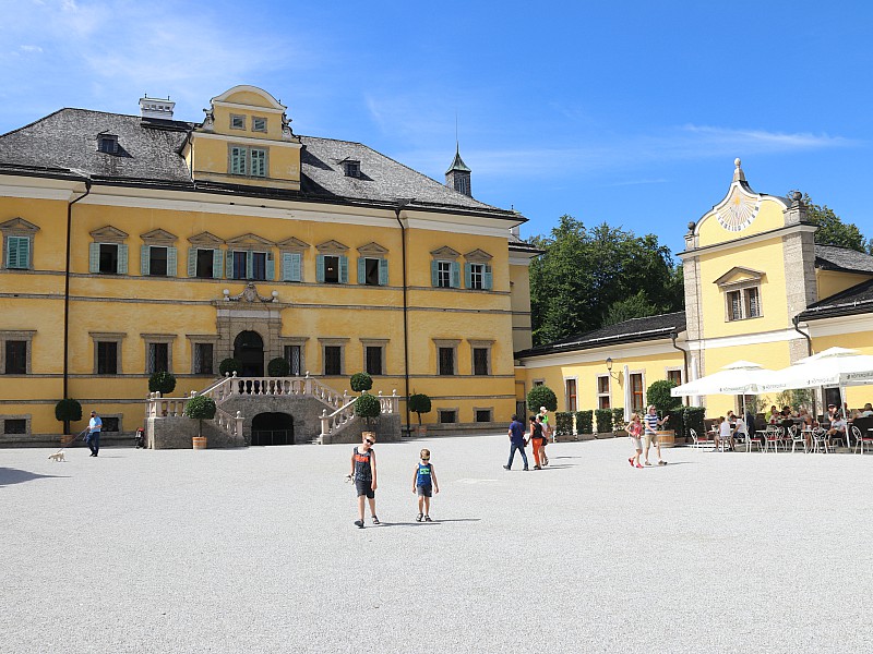 Het mooie zachtgele Schloss Hellbrunn.
