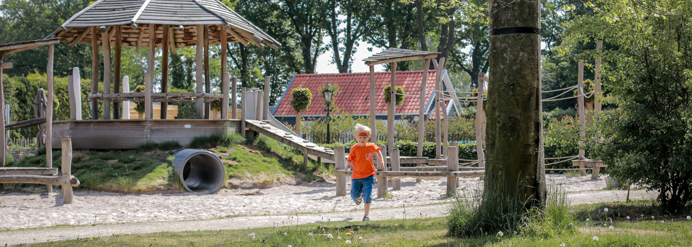 Kind komt aangerend op het Nederlandse vakantiepark Sandberghe