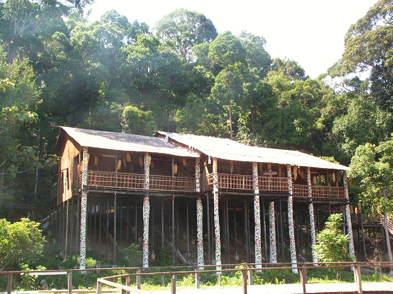 Traditioneel longhouse in het Cultural Village