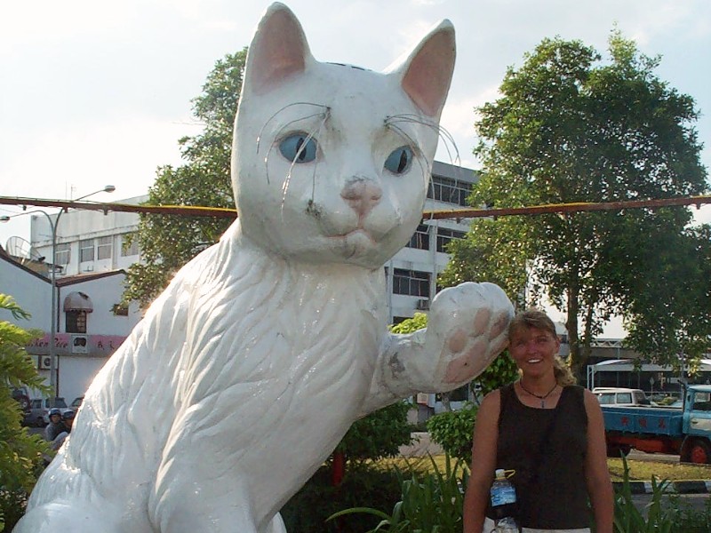 Sabine bij het katten standbeeld van Kuching