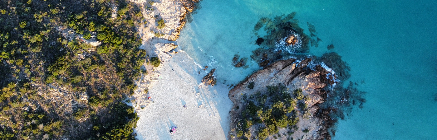 De helderblauwe zee van Sardinie staat garant voor een zalige familievakantie