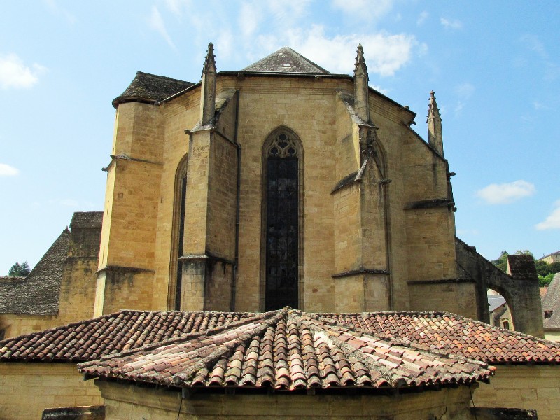 De koele kathedraal Saint-Sacerdos