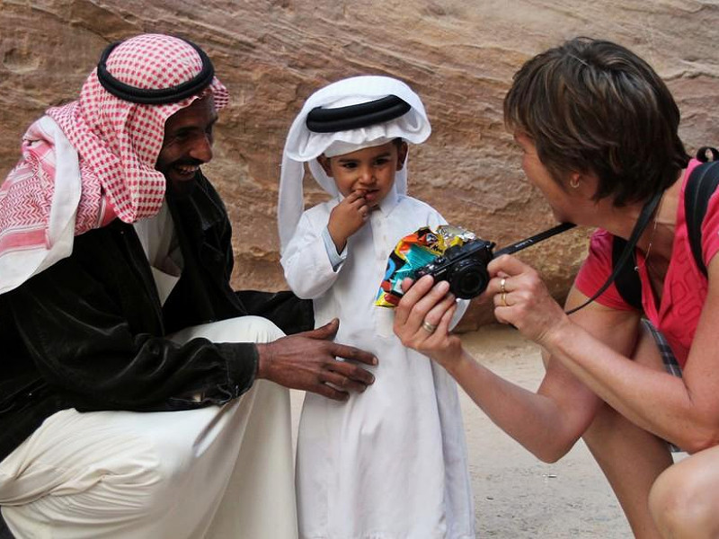 Kindje uit Jordanië bekijkt een foto op camera.