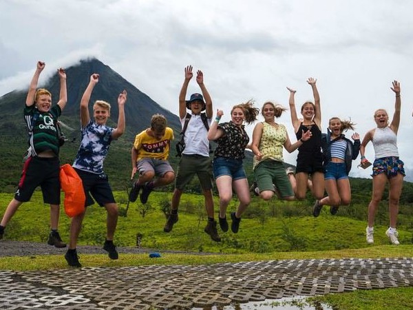 Poseren voor de Arenal vulkaan