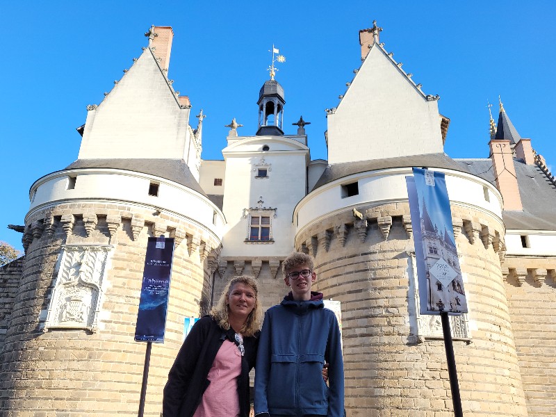 Samen poseren bij de poort van Chateau des Ducs de Bretagne in Nantes