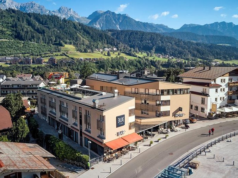 Schladming hotel met de bergen op de achtergrond