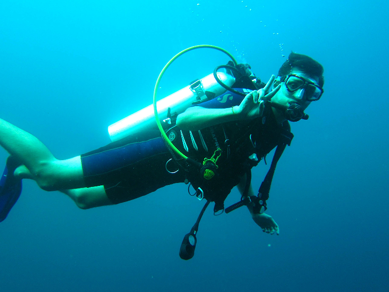 Tiener aan het Scuba-duiken in de Griekse zee.