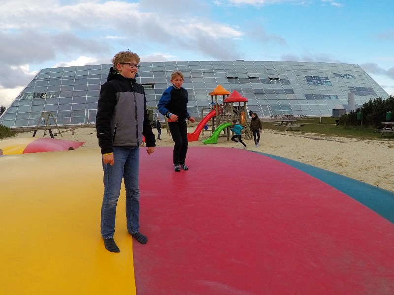 Op de trampoline bij Landal Seawest