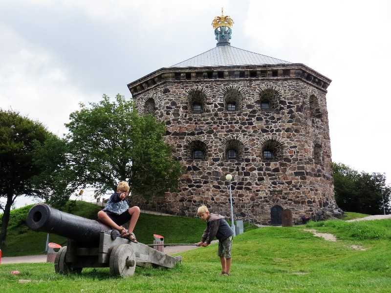 De jongens spelen met het kanon bij Skansen Kronan