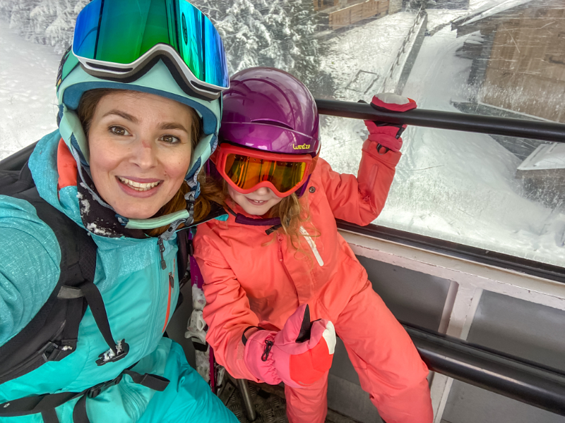 Elisabeth en haar oudste kind in de lift tijdens de wintersportvakantie in Méribel, onderdeel van Les 3 Vallées in de Franse Alpen