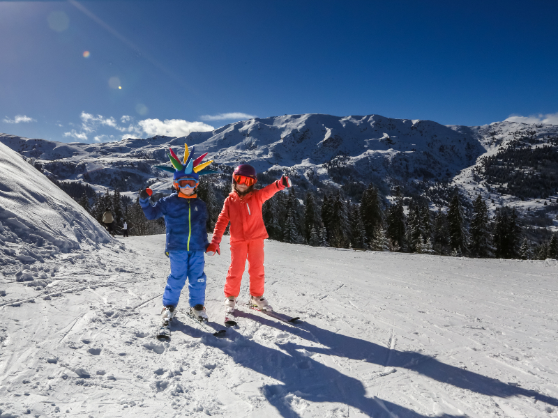 De kinderen van Elisabeth op een groene piste tijdens hun wintersportvakantie in Méribel, les 3 Vallées