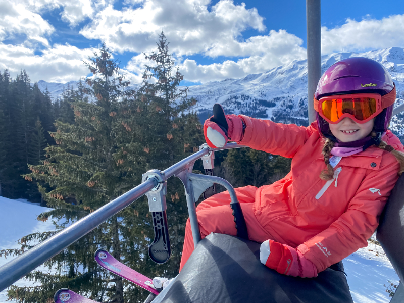 De kids van Elisabeth in de stoeltjeslift in Méribel, les 3 Vallées