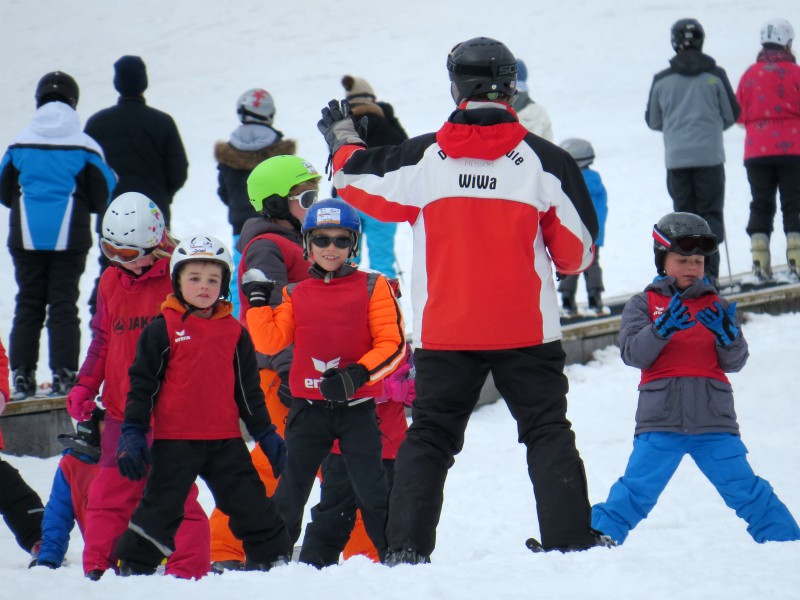 Skiën en plezier maken in het skiklasje