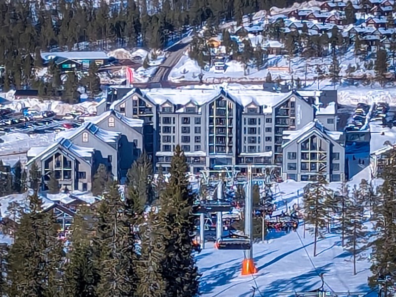 De Skistar lodge in Hundfjället gezien vanaf de piste