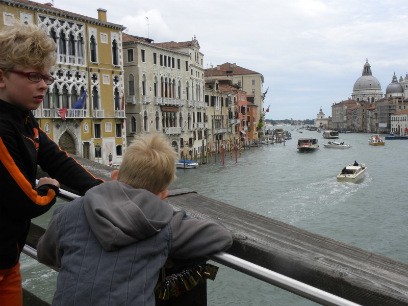 Slotjes tellen op de brug in Venetië