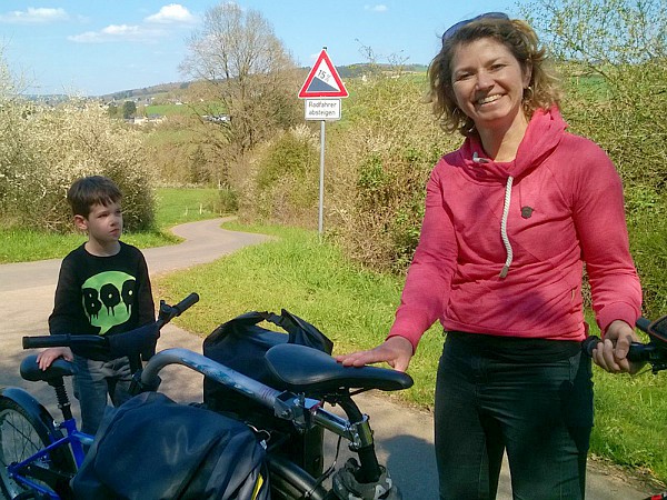 Moeder en zoon maken een stop tijdens de fietstocht
