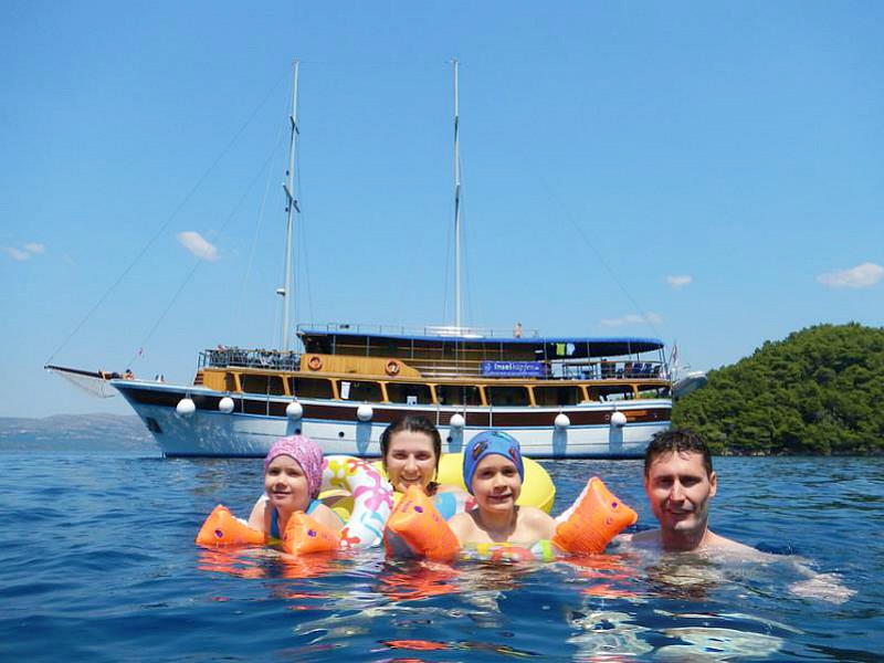 Zwemmend gezin tijdens het eilandhoppen in Kroatie