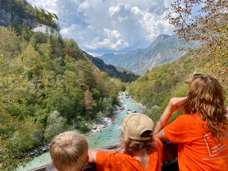 Een wandeling langs de turquoise rivier in de Soča Vallei met kinderen staat garant voor uren zwemmen en spelen in de natuur. Lees hier onze tips!