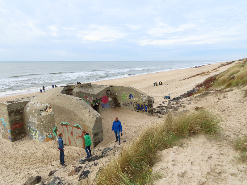 We bekijken de bunkers op het strand van Søndervig
