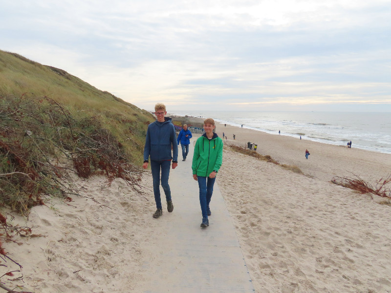 De jongens bij het strand met de bunkers in Søndervig