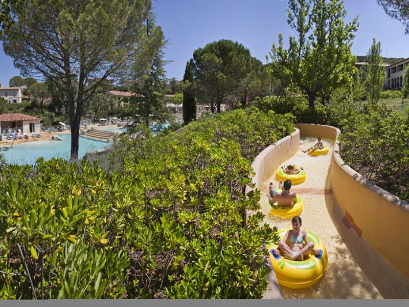 Het zwembad met wildwaterbaan van Sowell Hotel in de Ardeche