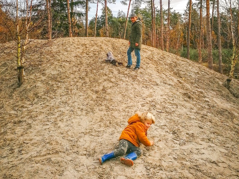 De kinderen van Conchita spelen op de Bosheuvel in het Wallebos in Friesland