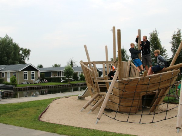 Spelen in het speelschip bij vakantiepark Giethoorn