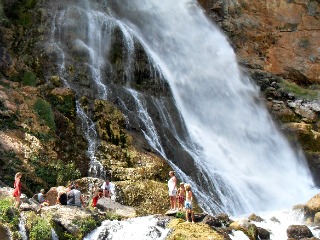 Spelen bij de waterval