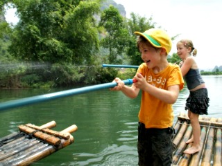 Spelen op een bamboeraft in Thailand