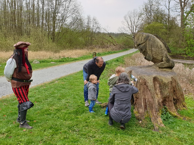 In de bossen bij Gråsten in Zuid Jutland, Denemarken, is een speurtocht met Piraat Alf uitgezet. Henriette ging met de kinderen op zoek naar de schat