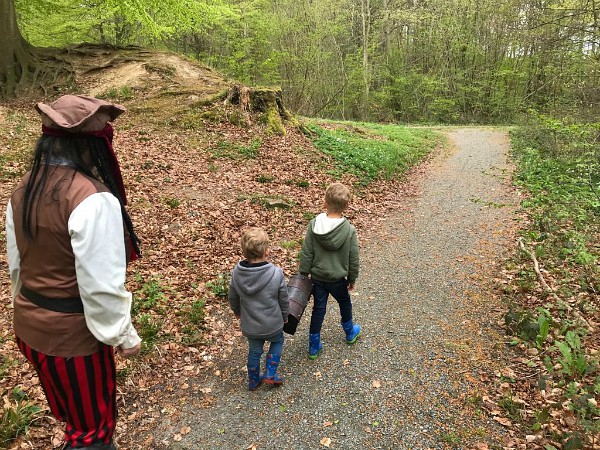 Piraat Alf aan de wandel met twee kids