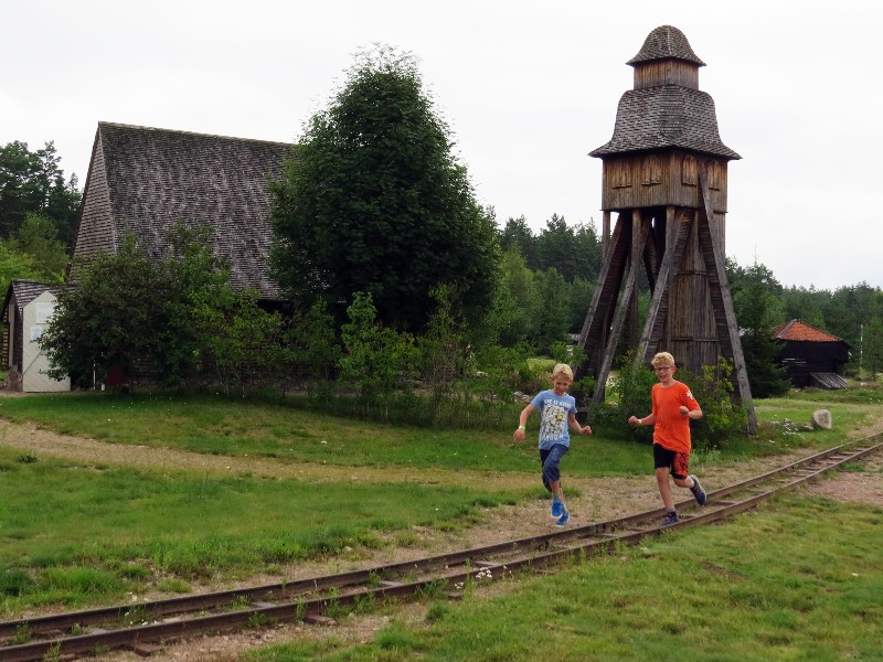 Rennen over de miniatuur spoorbaan in Nils Holgerssons Värld